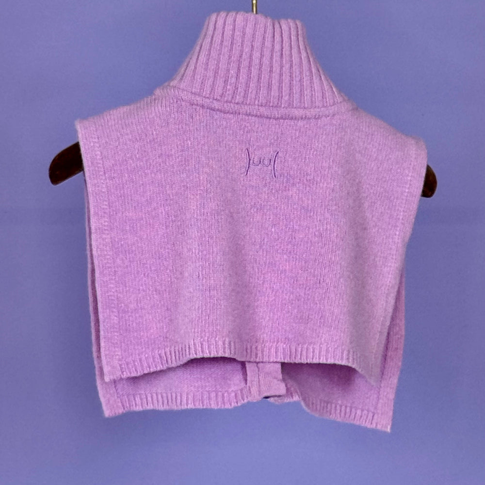 
                  
                    Nie-mehr-ohne-Halswärmer-Flieder-hinten
                  
                