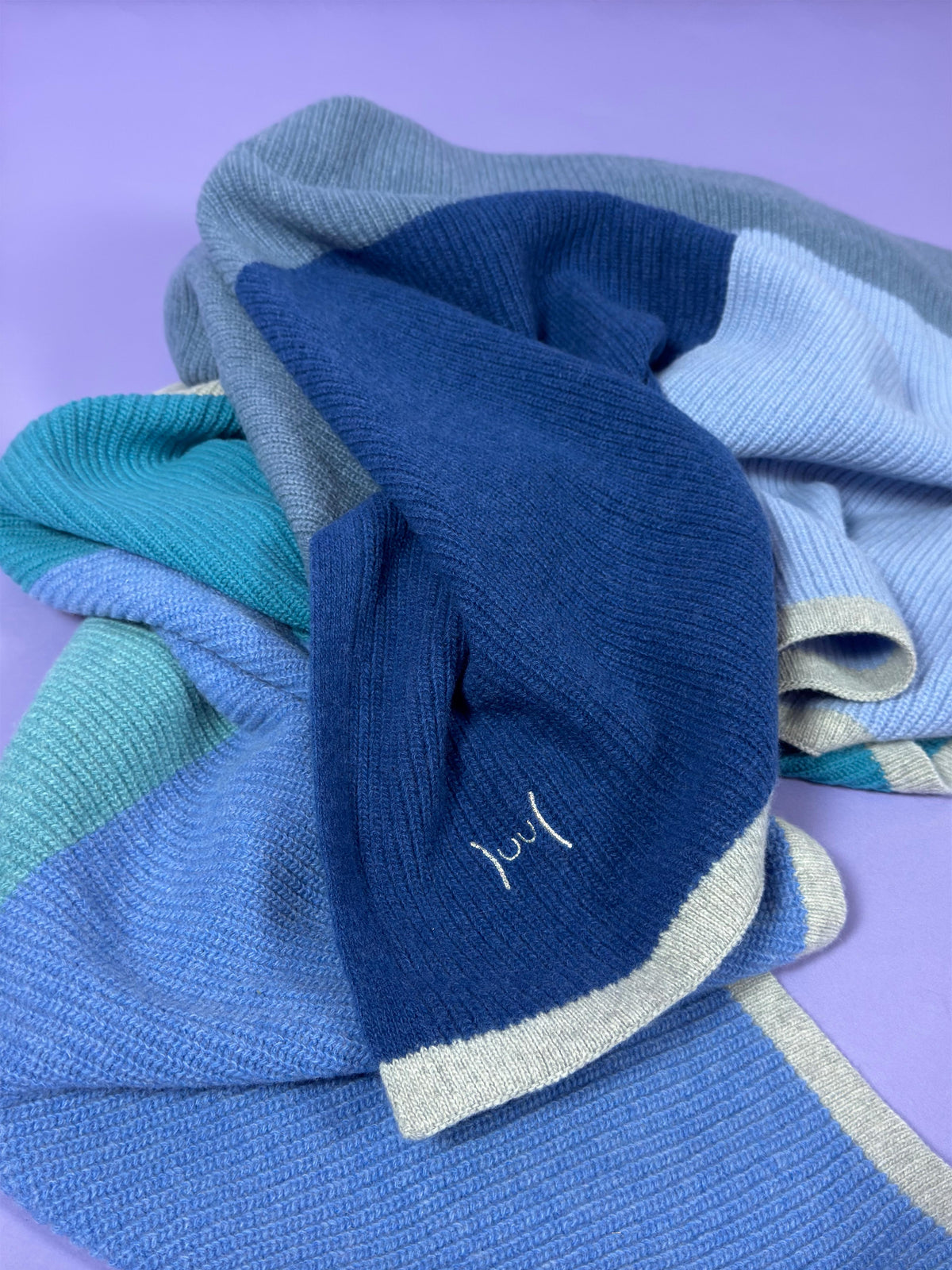 24/7 Kuscheldecke in blau aus 100% Merinowolle