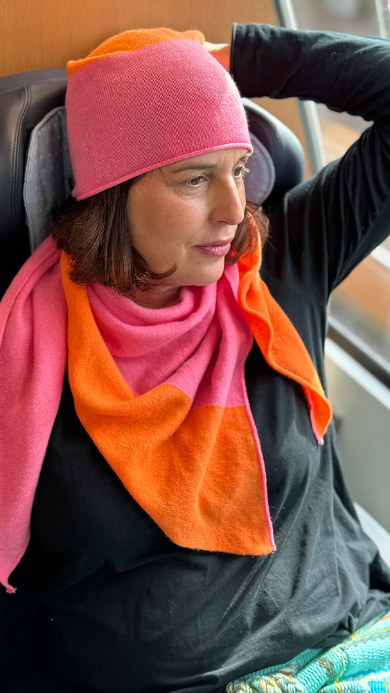 Bundle: Schal & Beanie rosa/orange + Geschenk Überraschungskissenbezug 30x30